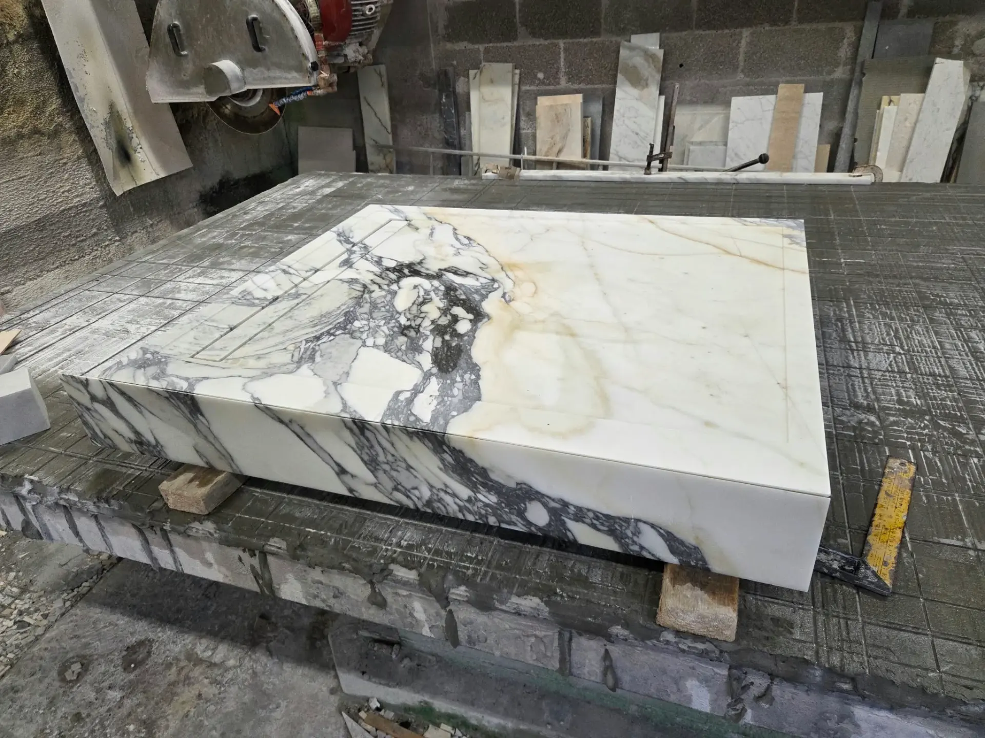 Elemento in marmo su misura in laboratorio, vista 2