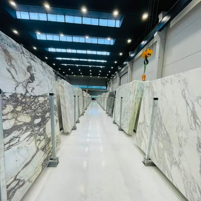 Magazzino di lastre di marmo a Carrara