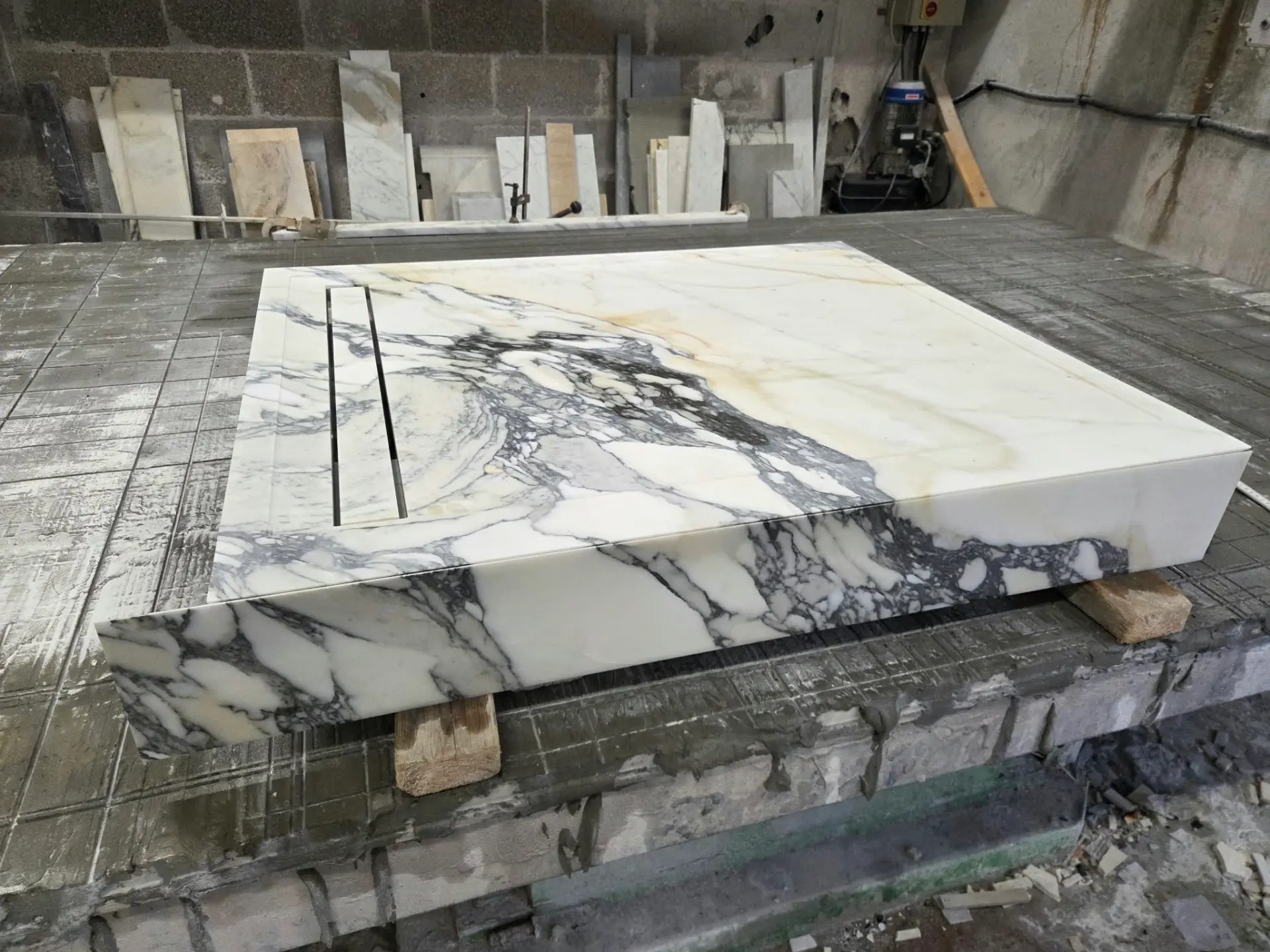 Elemento in marmo su misura in laboratorio, vista 1