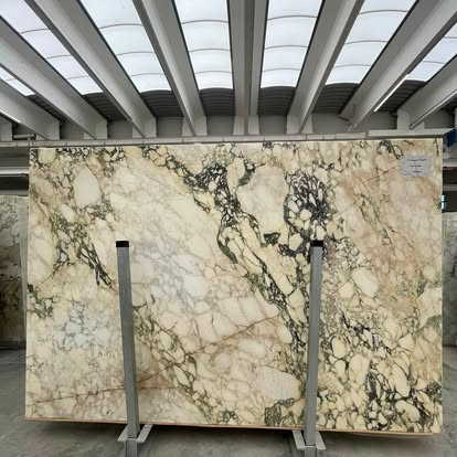 Lastra di breccia con venature verdi