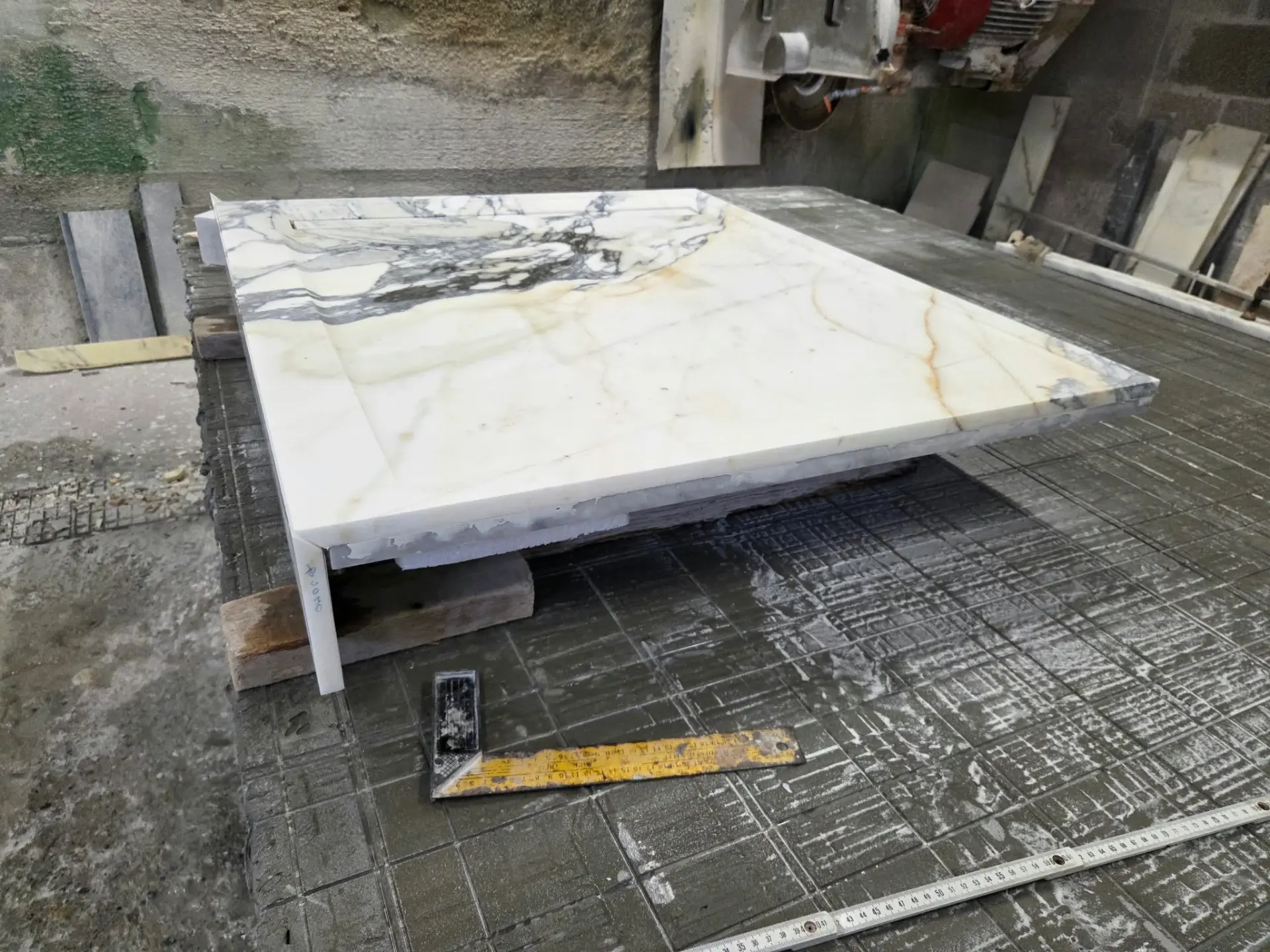Elemento in marmo su misura in laboratorio, vista 4
